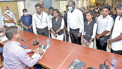 வேலூர் மாவட்ட ஆட்சியர் அலுவலகத்தில் நேற்று நடைபெற்ற மக்கள் குறைதீர்வு கூட்டத்தில் ஆட்சியர் குமாரவேல் பாண்டியனிடம் மனு அளித்த சட்டக்கல்லூரி மாணவர்கள்.படம்: வி.எம்.மணிநாதன்.
