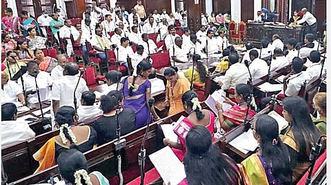 பெருநகர சென்னை மாநகராட்சி மாமன்ற கூட்டம் மேயர் ஆர்.பிரியா தலைமையில் நேற்று தொடங்கியது. கூட்டத்தில் பங்கேற்ற மாமன்ற உறுப்பினர்கள். படம்: ம.பிரபு