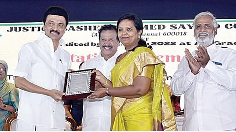சென்னை, நீதிபதி பஷீர் அகமது சையது மகளிர் கல்லூரி தேசிய தர நிர்ணயக் குழுவால் A   தகுதி பெற்றமைக்காக நடைபெற்ற பாராட்டு விழாவில் சிறந்த பேராசிரியர்களுக்கு முதல்வர் மு.க.ஸ்டாலின் பாராட்டு சான்றிதழ்களை வழங்கினார். உடன், அமைச்சர்கள் பொன்முடி, மா.சுப்பிரமணியன், பி.கே.சேகர்பாபு, நீதிபதி பஷீர் அகமது சையது மகளிர் கல்லூரி தலைவர் மூஸா ரஸா, முதல்வர் ஷானாஸ் அகமது, துணை முதல்வர் அம்துல் அஜீஸ், கல்லூரியின் நிர்வாகிகள் மற்றும் பேராசிரியர்கள் உள்ளிட்டோர்.