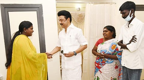 மயிலாடுதுறையில் முதல்வர் ஸ்டாலினை சந்தித்து வாழ்த்து பெற்ற மருத்துவர் விஜயலட்சுமி