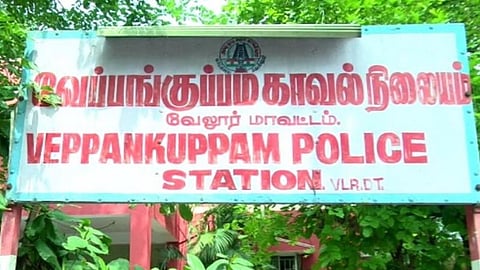 வேலூர் | நகைக்கடையில் நகை வாங்குவது போல் நடித்து பெண் ஊழியரிடம் 4 பவுன் தங்கச்சங்கிலி அபகரிப்பு