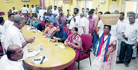 ஆரணி நகராட்சி கூட்டத்தில் குப்பை கூடையை தலையில் சுமந்து வந்து பங்கேற்ற கவுன்சிலர் பவானி.