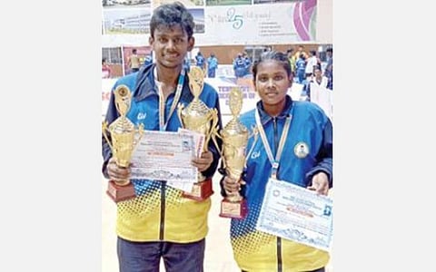 வெள்ளிப் பதக்கம் வென்ற கார்த்திக் ராஜா மற்றும் தங்கப் பதக்கம் வென்ற எஸ்.மகேஷ்வரி.