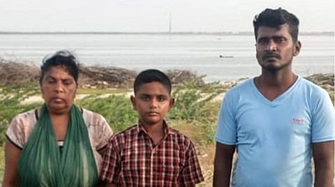 தனுஷ்கோடி கோதண்டராமர் கடற்கரை பகுதியை வந்தடைந்த அகதிகள் மூவர்.