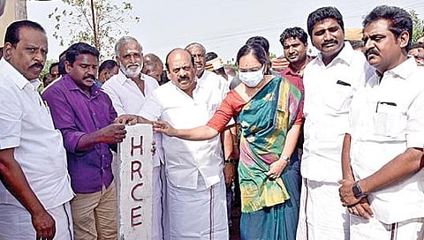 உத்திரமேரூர் அருகே திருப்புலிவனத்தில் கோயில் நிலங்களை அளந்து கல் நடும் பணியை ஆய்வு செய்கிறார் இந்து சமய அறநிலையத் துறை அமைச் சர் பி.கே.சேகர்பாபு மற்றும் குறு, சிறு நடுத்தர தொழில் நிறுவனங்கள் துறைஅமைச்சர் தா.மோ.அன்பரசன். உடன் காஞ்சிபுரம் ஆட்சியர் மா.ஆர்த்தி.