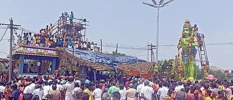 திருவள்ளூர் மாவட்டம், ஆர்.கே.பேட்டை அருகே ராகவநாயுடு குப்பம் கிராமத்தில் நேற்று கமல விநாயகர் கோயில்,  20 அடி உயர பக்த ஆஞ்சநேயர் கோயில் உள்ளிட்ட 6 கோயில்களுக்கு மஹா கும்பாபிஷேகம்  நடைபெற்றது‌. இதில், திரளான பக்தர்கள் பங்கேற்று சுவாமி தரிசனம் செய்தனர்.