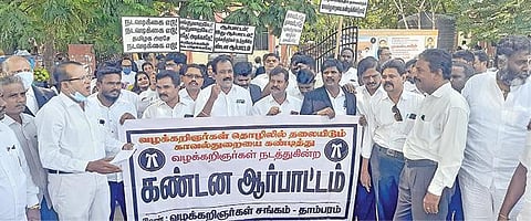 வழக்கறிஞர்களை தரக்குறைவாகப் பேசும் காவல்துறையைக் கண்டித்து நேற்று தாம்பரம் நீதிமன்ற வளாகம் முன்பாக  வழக்கறிஞர்கள்  ஆர்ப்பாட்டம் நடத்தினர். இதில் சிலர் சாலை மறியலில் ஈடுபட்டதால் சிறிது நேரம் போக்குவரத்து பாதிக்கப்பட்டது. படம்: எம்.முத்துகணேஷ்﻿﻿