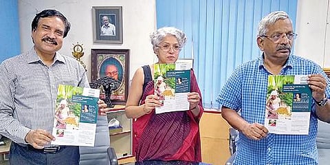 எம்.எஸ்.சுவாமிநாதன் ஆராய்ச்சி அறக்கட்டளை சார்பில் கேரள மாநிலம் வயநாட்டில் 25 ஆண்டுகளாக இயங்கி வரும் சமூக வேளாண் உயிர்பன்மை மையத்தின் சிறப்புகள் குறித்த செய்தி மடலை அறக்கட்டளை தலைவர் மதுரா சுவாமிநாதன் சென்னையில் நேற்று வெளியிட்டார். உடன் அறக்கட்ட ளையின் செயல் இயக்குநர் ஜி.என்.ஹரிஹரன், பருவநிலை மாற்றப் பிரிவு முதுநிலை ஆராய்ச்சியாளர் ஜெயராமன்.                படம்: ச.கார்த்திகேயன்