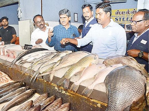 வேலூர் மீன் மார்க்கெட்டில் உணவு பாதுகாப்பு நியமன அலுவலர் செந்தில் குமார், உணவு பாதுகாப்பு ஆய்வாளர்கள் ரவிச்சந்திரன், கந்தவேல் உள்ளிட்டோர் ஆய்வு செய்தனர்.