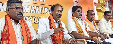 புதுச்சேரி பாஜக அலுவலகத்தில் பேட்டியளித்த மாநிலத் தலைவர் சாமிநாதன். படம்: எம்.சாம்ராஜ்