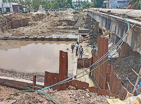 சிதம்பரம் அருகே அம்மாபேட்டை கான்சாகிப் வாய்க்காலில் பாலம் கட்டும் பணி நடைபெறுகிறது.