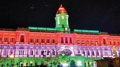 சென்னை மாநகராட்சி ரிப்பன் கட்டிடத்தில்,  நிறம்மாறும் வண்ண விளக்குகளால் ஒளிரும்  அமைப்பை நேற்று தொடங்கிவைத்தார் முதல்வர் மு.க.ஸ்டாலின். உடன், அமைச்சர்கள், மேயர், மாநகராட்சி ஆணையர் உள்ளிட்டோர்.  படங்கள்: ம.பிரபு