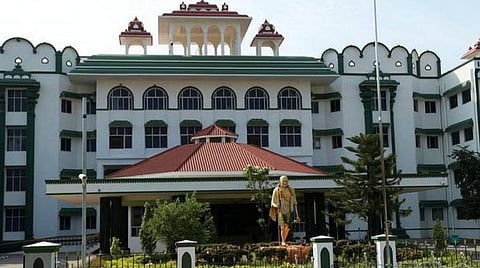 பைக் விபத்தில் உயிரிழந்தவர் ஹெல்மெட் அணியாததால் இழப்பீடு குறைப்பு: உயர் நீதிமன்றம் உத்தரவு