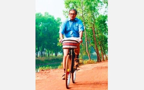 சைக்கிளில் பயணிக்கும் அமர்த்தியா சென்.