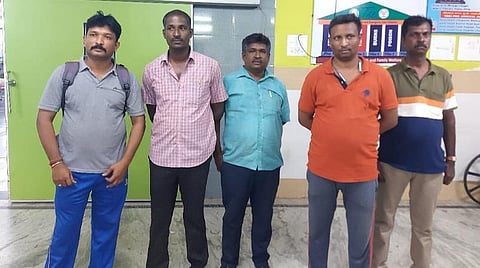 ரயிலில் ரகளை செய்ததாக விருத்தாசலம் ரயில்வே போலீஸாரால் கைது செய்யப்பட்டவர்கள்.