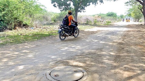 ‘இந்து தமிழ் திசை’ செய்தி எதிரொலியாக தாராபடவேடு தமிழ்நாடு குடியிருப்பு வாரிய சாலை சீரமைக்கப்பட்டு ஆபத்தான நிலையில் இருந்த பாதாள சாக்கடை திட்டத்தின் பள்ளம் சிமென்ட் மூடியால் மூடப்பட்டது.  படம்: வி.எம்.மணிநாதன்.