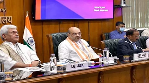 ஜம்மு காஷ்மீர் பாதுகாப்பு மற்றும் சட்டம், ஒழுங்கு நிலவரம் குறித்து மத்திய உள்துறை அமைச்சர் அமித் ஷா டெல்லியில் நேற்று அவசர ஆலோசனை கூட்டம் நடத்தினார். இதில் ஜம்மு காஷ்மீர் துணை நிலை ஆளுநர் மனோஜ் சின்ஹா, தேசிய பாதுகாப்பு ஆலோசகர் அஜித் தோவல் மற்றும் உயர் அதிகாரிகள் கலந்துகொண்டனர்.படம்: பிடிஐ