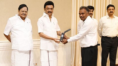 முல்லைப் பெரியாறு அணை பொறியாளர்களுக்கு செயற்கைக்கோள் அலைபேசி: முதல்வர் வழங்கினார்