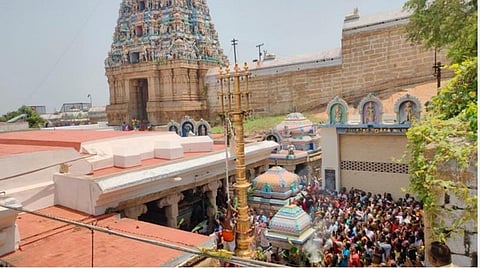 திருச்செங்கோடு அரத்தநாரீஸ்வர் மலைக்கோயிலில் வைகாசி விசாகத் தேர்திருவிழாவையொட்டி கோயிலில் கொடியேற்றப்பட்டது.