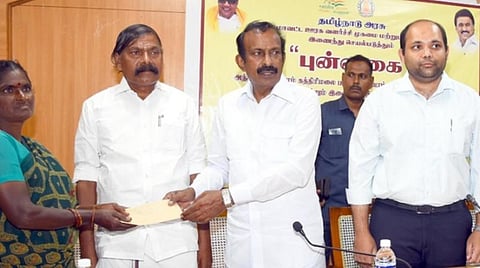 ஈரோடு மாவட்ட ஆட்சியர் அலுவலகத்தில் ஊரக வளர்ச்சி மற்றும் ஊராட்சித் துறை சார்பில் இணையதளம் வாயிலாக கத்திரி மலைப்பகுதியில் வசிக்கும் மலைவாழ் மக்களுக்கான புன்னகை என்ற இணைய வழி மருத்துவ சேவை மற்றும் கல்வி சேவையை அமைச்சர் முத்துசாமி தொடங்கி வைத்து நலத்திட்ட உதவிகள் வழங்கினார். அருகில் மாவட்ட ஆட்சியர் கிருஷ்ணனுண்ணி, அந்தியூர் எம்எல்ஏ வெங்கடாசலம். 