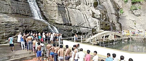 குற்றாலம் பிரதான அருவியில்  நேற்று  குறைந்த அளவில் தண்ணீர் விழுந்ததால் வரிசையில் காத்திருந்து குளித்த சுற்றுலாப் பயணிகள்.