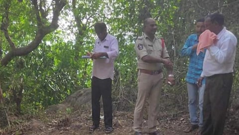 ஊர் பஞ்சாயத்து தீர்ப்பின்படி மகனை கொன்ற தந்தை - 16 பேரை கைது செய்த ஆந்திர போலீஸார்