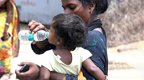 குழந்தைகளின் ‘டீஹைட்ரேஷன்’ பாதிப்பை அறிந்து சரிசெய்வது எப்படி? - மருத்துவர் கைடன்ஸ்
