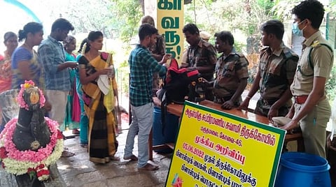 கோவை மருதமலைக்கு இன்று (ஜூன்-5) முதல் பிளாஸ்டிக் பொருள்கள் கொண்டுவர தடை விதிக்கப்பட்டுள்ள நிலையில் பக்தர்களிடம் வனத்துறையினர் சோதனை மேற்கொண்டனர்.