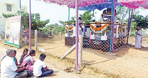 ஹவில்தார் பழநி நினைவிடம் எதிரே தர்ணா செய்த மனைவி மற்றும் குழந்தைகள்.