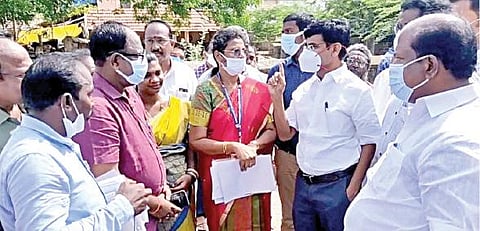 தாம்பரம் மாநகராட்சி பகுதியில் நடந்து வரும் பல்வேறு வளர்ச்சி பணிகள் குறித்து ஆய்வு மேற்கொண்ட தலைமைச் செயலாளர் வெ.இறையன்பு, உடன் அதிகாரிகள்.