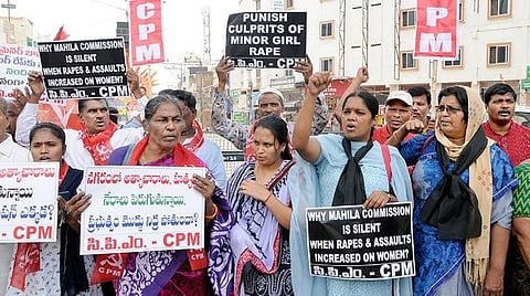 பறிமுதல் செய்யப்பட்ட கார்கள்.