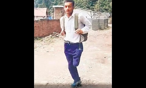 காஷ்மீரில் தீ விபத்தில் ஒரு காலை இழந்தாலும் 2 கி.மீ தூரம் தினமும் ஒற்றை காலில் பள்ளி செல்லும் மாணவன்