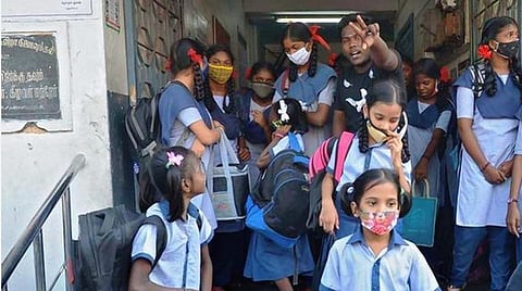 தமிழகத்தில் தேர்வு எழுதிய 9-ம் வகுப்பு மாணவர்கள் அனைவரும் தேர்ச்சி: பள்ளிக் கல்வித் துறை அறிவிப்பு