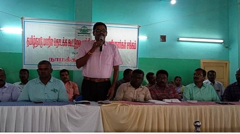 நாமக்கல்லில் நடைபெற்ற தமிழ்நாடு மாநில தொடக்க கூட்டுறவு வங்கி அனைத்து பணியாளர்கள் சங்க ஆலோசனைக் கூட்டத்தில் அதன் பொதுச்செயலாளர்  பி. காமராஜ்பாண்டியன் பேசினார்.
