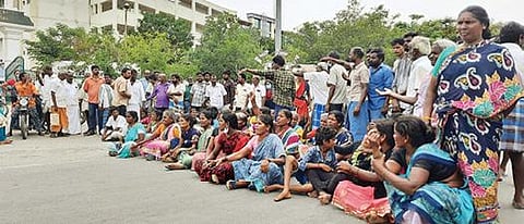 திருவண்ணாமலை அரசு மருத்துவக் கல்லூரி மருத்துவமனை முன்பு சாலை மறியலில் ஈடுபட்ட உறவினர்கள் மற்றும் குடும்பத்தினர். படம்:இரா.தினேஷ்குமார்.