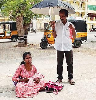 வாலாஜா அரசினர் மகளிர் கல்லூரியில் இறுதியாண்டு தேர்வு எழுத அனுமதிக்கக்கோரி கைக்குழந்தையுடன் தர்ணாவில் ஈடுபட்ட மாணவி காமாட்சி.