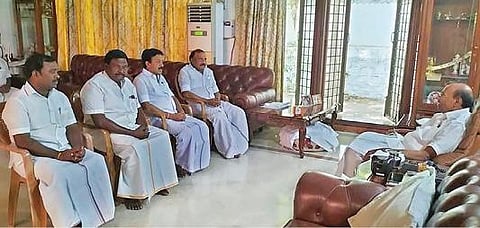 அதிமுக சார்பில் மாநிலங்களவை உறுப்பினராக தேர்வு செய்யப்பட்டுள்ள சி.வி. சண்முகம் தைலாபுரம் தோட்டத்தில் பாமக நிறுவனர் ராமதாஸிடம் நேற்று வாழ்த்து பெற்றார்.  உடன் அதிமுக எம்எல்ஏக்கள் சக்கரபாணி, அர்ஜூனன், பாமக மாவட்டத்தலைவர் புகழேந்தி உள்ளிட்டோர் உள்ளனர்.
