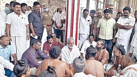 சிதம்பரம் நடராஜர் கோயில் நிர்வாகம் தொடர்பாக ஆயிரங்கால் மண்டபத்தில்  அமர்ந்து தீட்சிதர்களுடன் பேச்சு நடத்திய அமைச்சர் சேகர்பாபு.