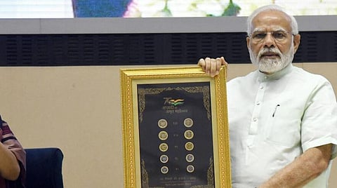 75-வது சுதந்திர தின விழாவை முன்னிட்டு பார்வையற்றோரும் அறியும் வகையில் சிறப்பு நாணயம் வெளியிட்டார் பிரதமர்