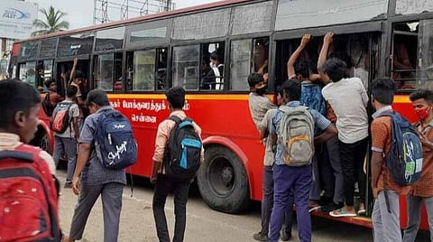 மாணவர்களுக்கு ‘ஸ்மார்ட்’ அட்டை வழங்கும் வரை பழைய அட்டையை பயன்படுத்தி பேருந்தில் பயணிக்கலாம் - அமைச்சர் தகவல்