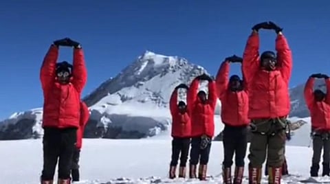 24 ஆயிரம் அடி உயரத்தில் வீரர்கள் யோகா பயிற்சி