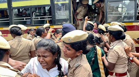 சென்னையில் கருணாநிதி சிலை முன்பு போராட்டத்தில் ஈடுபட்ட செலிவியர்கள் கைது