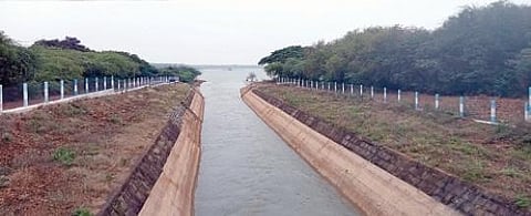 கால்வாய் மூலம் பூண்டி ஏரிக்குச் செல்லும் கிருஷ்ணா நீர்.