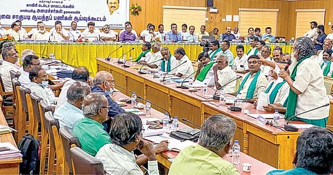 குறுவை சாகுபடி பணி குறித்து தஞ்சை ஆட்சியர் அலுவலகத்தில் நேற்று நடந்த ஆய்வுக் கூட்டத்தில் அமைச்சர்கள்  பங்கேற்றனர்.  படம்: ஆர்.வெங்கடேஷ்