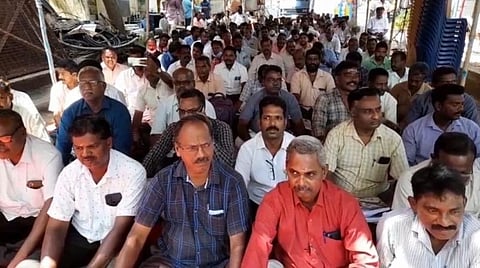 புதுவை மின்துறையை தனியார்மயமாக்க எதிர்ப்பு: ஊழியர்கள் உண்ணாவிரதப் போராட்டம்
