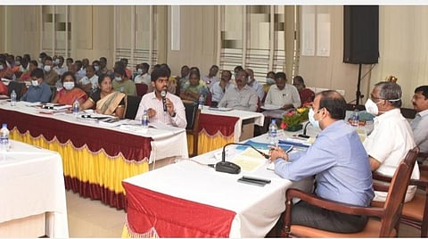 கோவை மாவட்ட ஆட்சியர் அலுவலகத்தில் நடந்த மாவட்ட வளர்ச்சி ஒருங்கிணைப்பு மற்றும் கண்காணிப்புக் குழுவின் கூட்டத்தில் பேசிய குழுவின் தலைவர் பி.ஆர்.நடராஜன் எம்.பி. அருகில் துணைத் தலைவர் கு.சண்முகசுந்தரம் எம்.பி .உள்ளிட்டோர். |  படம் : ஜெ.மனோகரன்.  