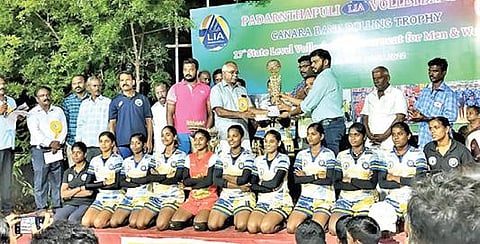 எட்டயபுரம் அருகே படர்ந்தபுளியில் நடந்த மாநில கைப்பந்து போட்டியில் பெண்கள் பிரிவில் வெற்றி பெற்ற மதுரை அமெரிக்கன் கல்லூரி அணிக்கு கனரா வங்கி சுழற்கோப்பையும் ரொக்க பரிசும் வழங்கப்பட்டது.