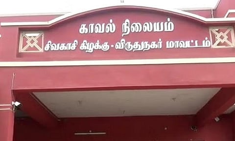 காரில் கடத்திச் சென்ற ரூ.52 ஆயிரம் குட்கா பறிமுதல் : விருதுநகர் அருகே 2 பேர் கைது