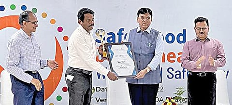டெல்லியில் நடைபெற்ற விழாவில், தேசிய அளவில் உணவுப் பாதுகாப்புத் துறையில் தமிழகம் முதலிடம் பிடித்தமைக்கான விருதை தமிழக உணவுப் பாதுகாப்புத்  துறை ஆணையர் செந்தில்குமாரிடம் வழங்கினார் மத்திய சுகாதாரத் துறை அமைச்சர் மன்சுக் மாண்டவியா.