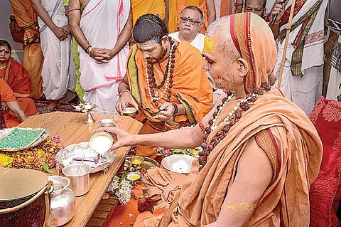 கியான்வாபி மசூதி விவகாரத்தில் உண்ணாவிரதம் இருந்து வந்த சுவாமி அவிமுக்தேஷ்வரானந்த் நேற்று தனது வழக்கமான பூஜைகளுக்குப் பிறகு உண்ணாவிரதத்தை முடித்துக் கொண்டார். படம்: பிடிஐ